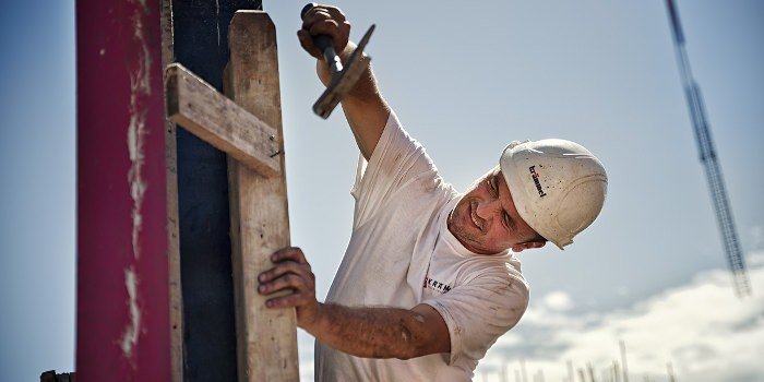 Rösch Unternehmensberatung Bau Arbeiter mit Hammer
