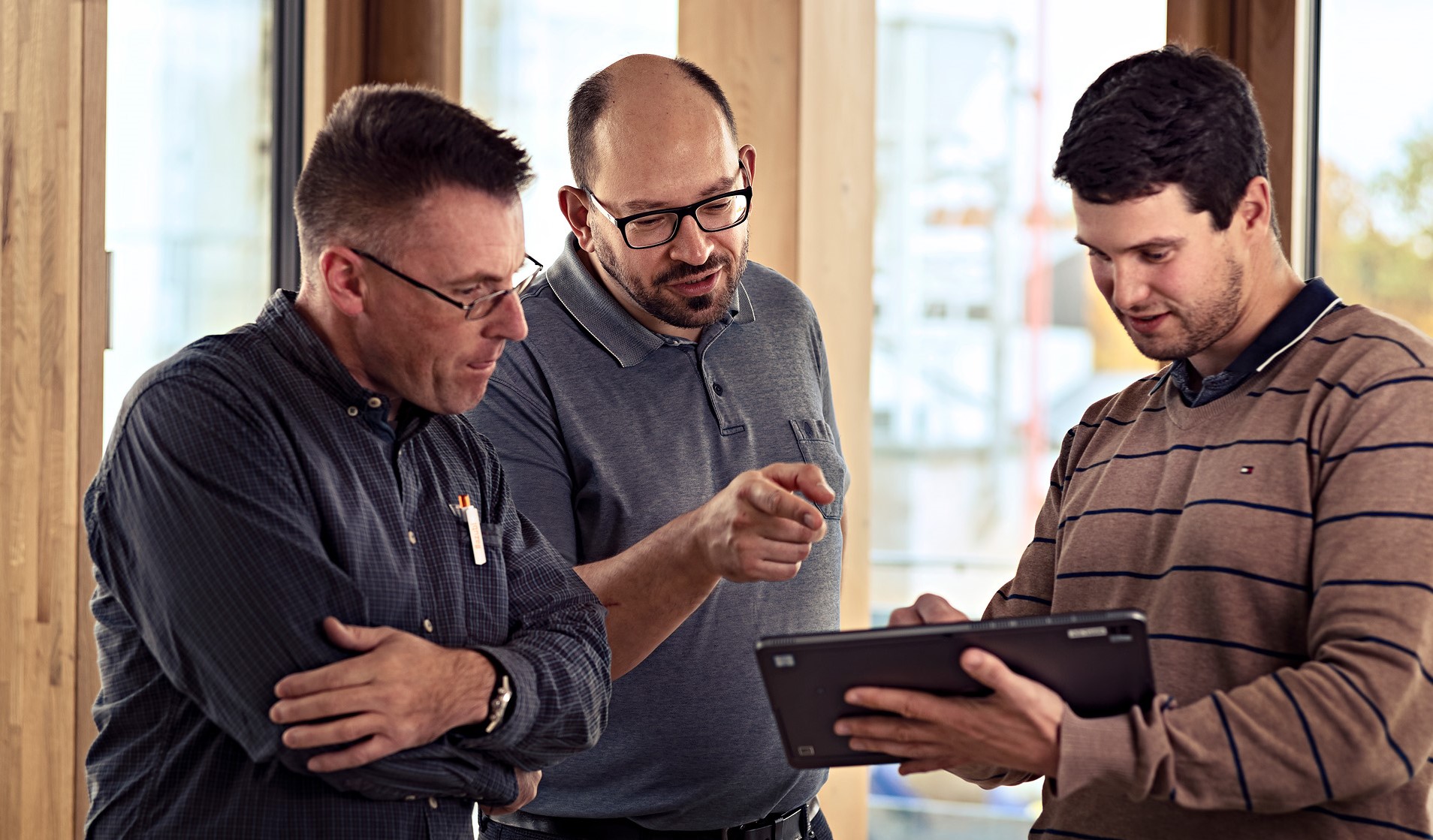 Ingenieure mit Tablet www.roesch-unternehmensberatung.de @julianschulz